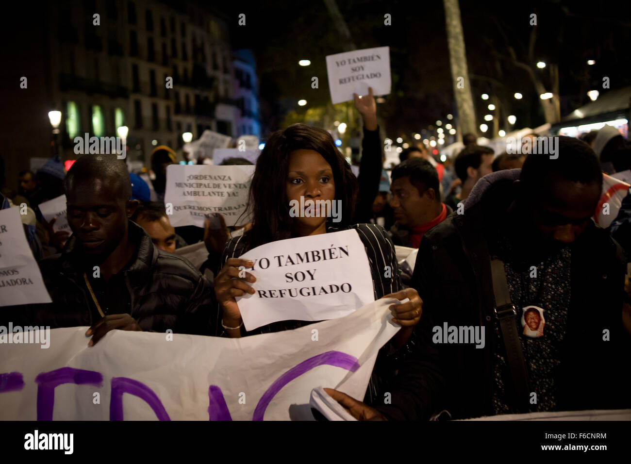 Barcelona, Spanien. 16. November 2015. Dutzende von Straßenhändlern haben marschierten durch die Straßen von Barcelona, Spanien, anspruchsvolle Lösungen zu ihren illegalen Status am 16. November 2015. Polizei Druck auf illegale Straßenhändler hat in den letzten Tagen zugenommen. Bildnachweis: Jordi Boixareu/Alamy Live-Nachrichten Stockfoto