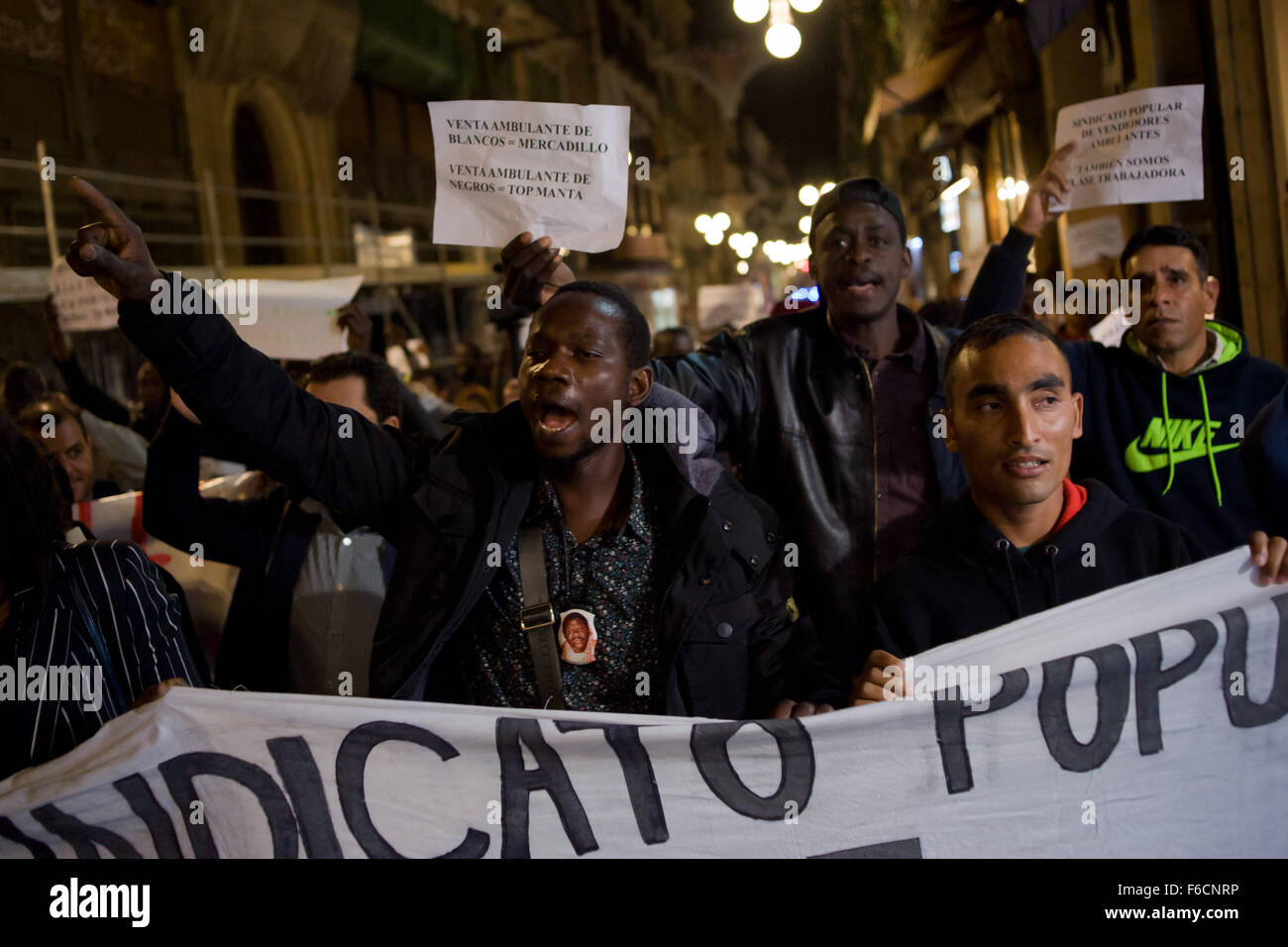 Barcelona, Spanien. 16. November 2015. Dutzende von Straßenhändlern haben marschierten durch die Straßen von Barcelona, Spanien, anspruchsvolle Lösungen zu ihren illegalen Status am 16. November 2015. Polizei Druck auf illegale Straßenhändler hat in den letzten Tagen zugenommen. Bildnachweis: Jordi Boixareu/Alamy Live-Nachrichten Stockfoto