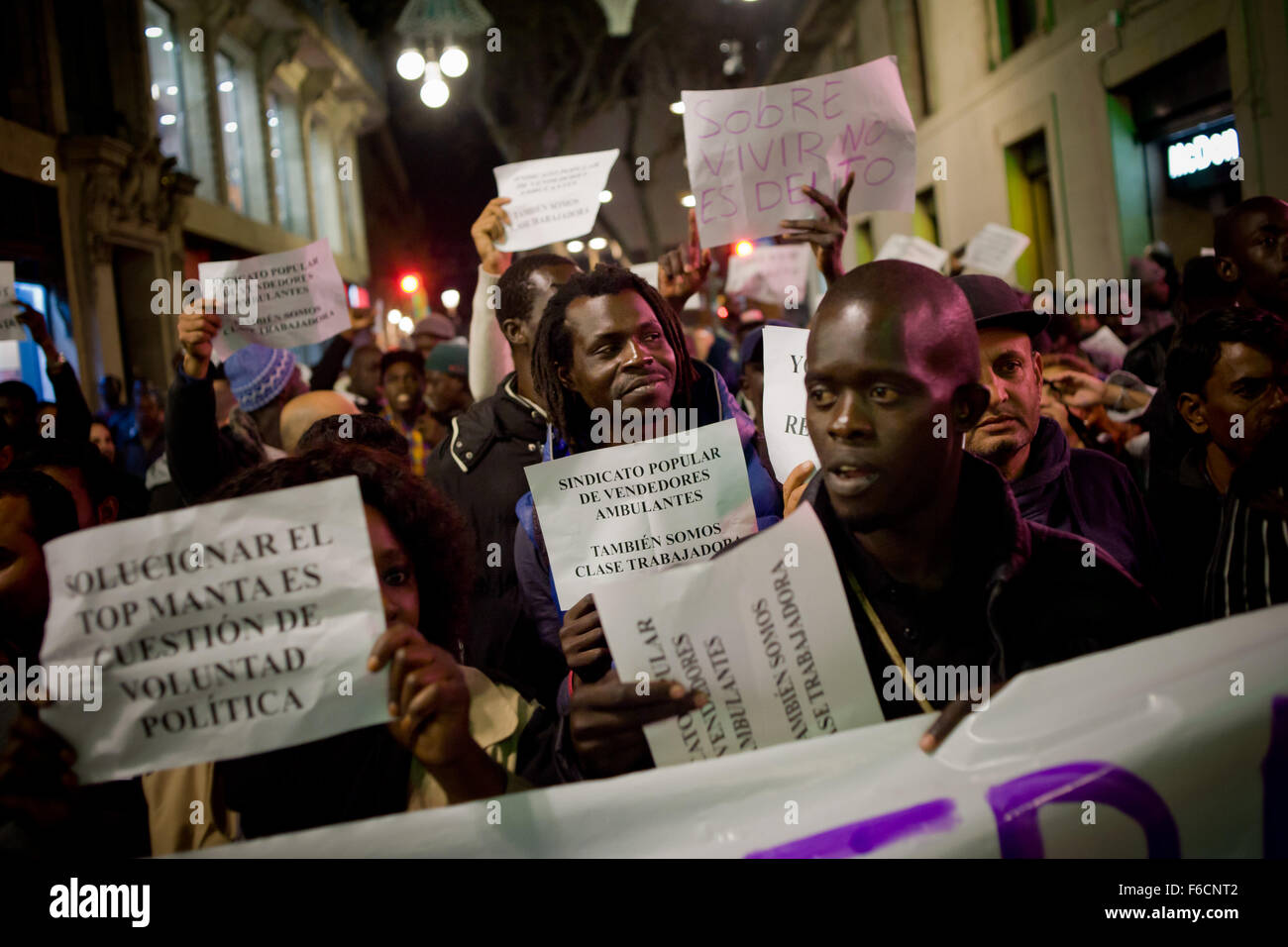 Barcelona, Katalonien, Spanien. 16. November 2015. Dutzende von Straßenhändlern haben marschierten durch die Straßen von Barcelona, Spanien, anspruchsvolle Lösungen zu ihren illegalen Status am 16. November 2015. Polizei Druck auf illegale Straßenhändler hat in den letzten Tagen zugenommen. © Jordi Boixareu/ZUMA Draht/Alamy Live-Nachrichten Stockfoto