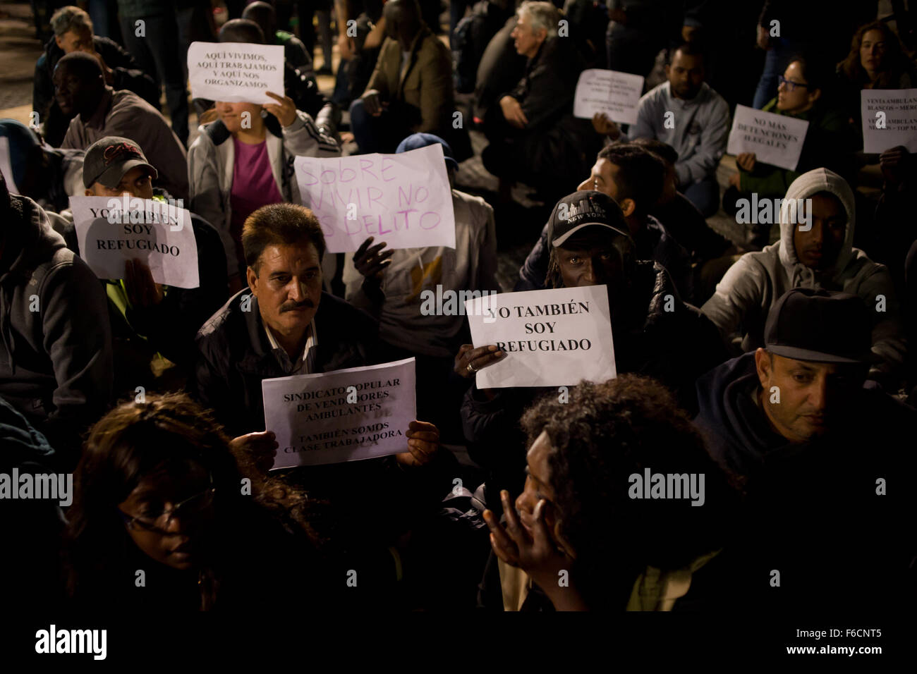 Barcelona, Katalonien, Spanien. 16. November 2015. Dutzende von Straßenhändlern haben marschierten durch die Straßen von Barcelona, Spanien, anspruchsvolle Lösungen zu ihren illegalen Status am 16. November 2015. Polizei Druck auf illegale Straßenhändler hat in den letzten Tagen zugenommen. © Jordi Boixareu/ZUMA Draht/Alamy Live-Nachrichten Stockfoto