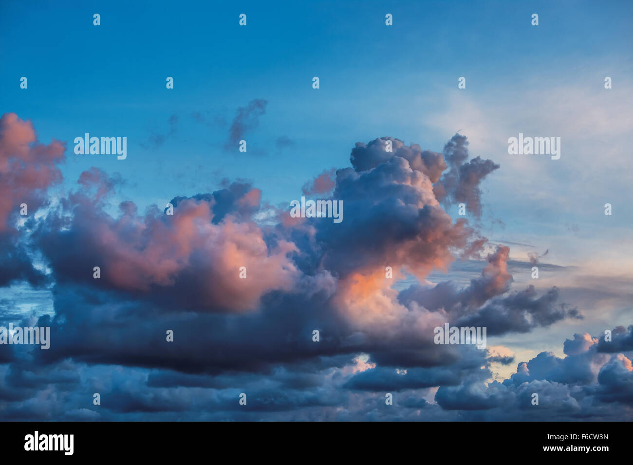 Blaue Dämmerung Himmel mit Wolken. Stockfoto