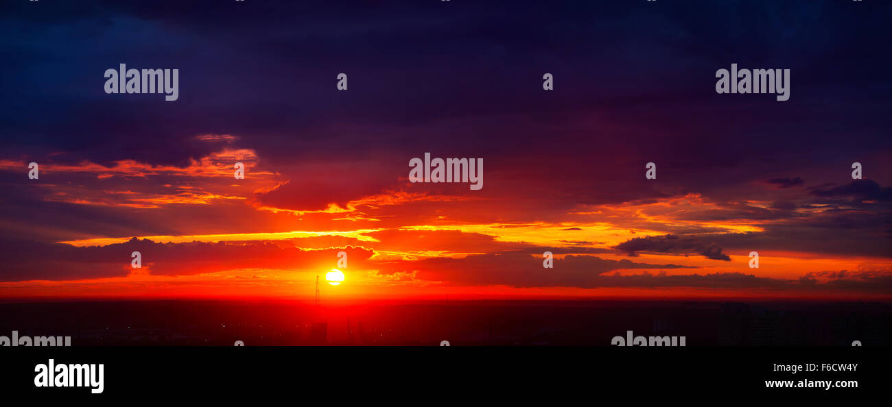 Rote Sommer Sonnenuntergang Himmel Panorama. Dunklen leuchtenden Farben. Stockfoto