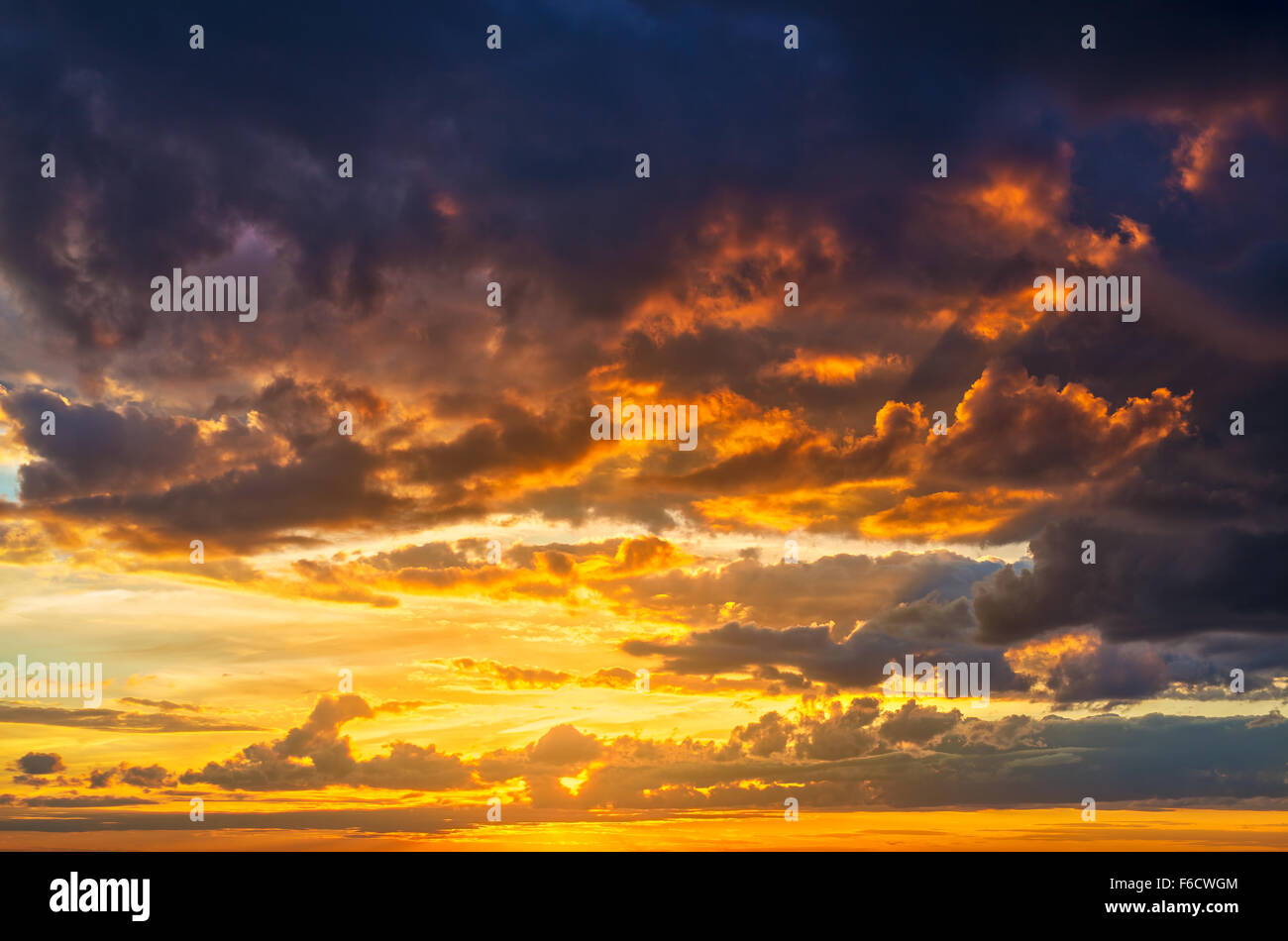 Rote Sommer Sonnenuntergang Hintergrund. Stockfoto