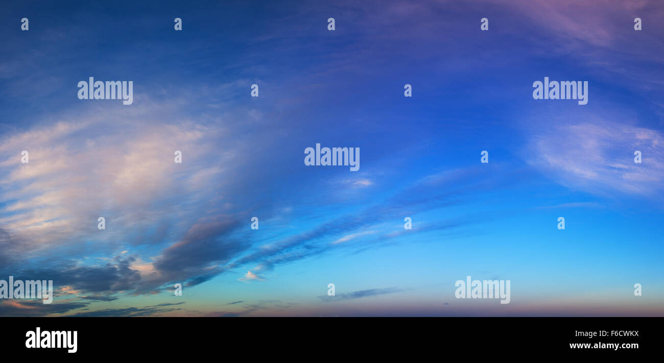 Blauen Morgenhimmel mit Wolken Panorama. Stockfoto