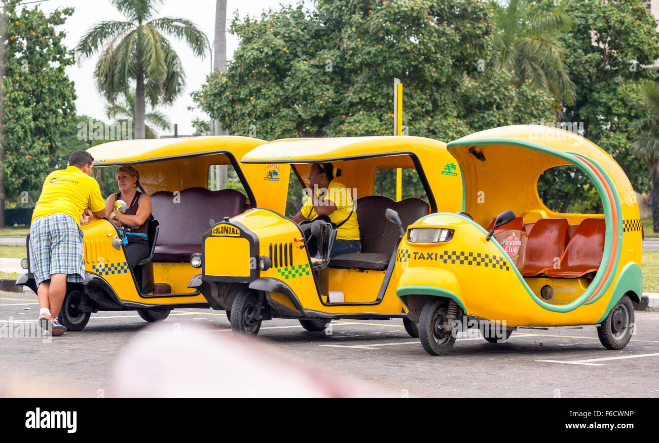 Cocotaxi, kubanische Kunststoff Autos, Taxifahrer, Minicab, La Habana, Kuba, Nord-Amerika, Karibik Stockfoto