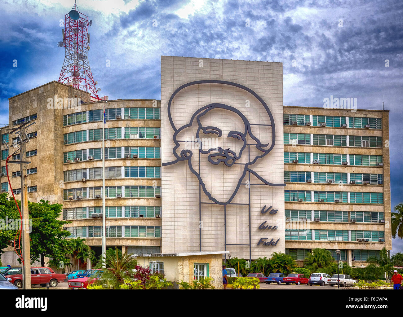 Kunstinstallation im Ministerium für Information und Telekommunikation, Camilo Cienfuegos, La Habana, blue Sky La Habana, Kuba, Stockfoto