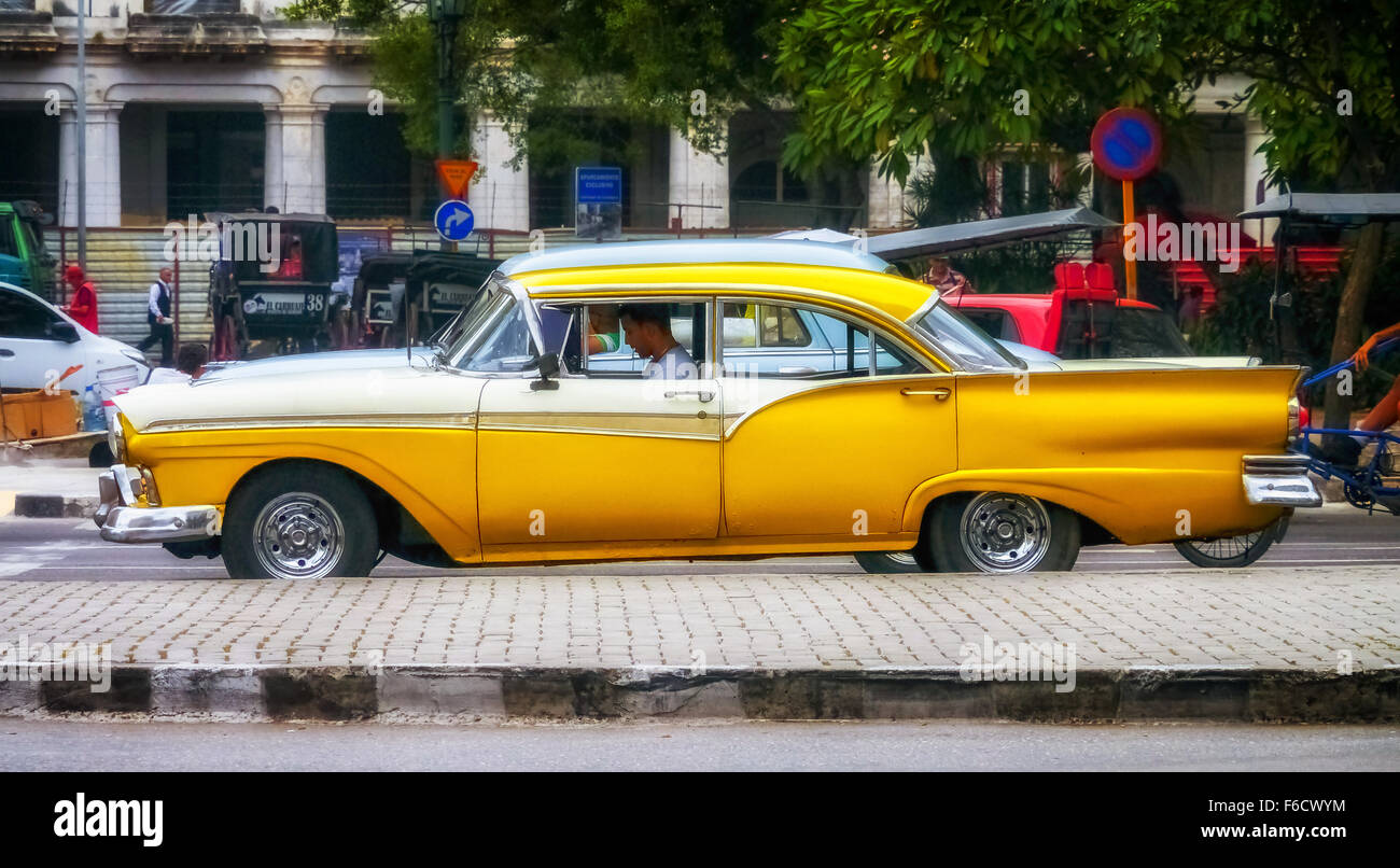 gelbe Oldtimer in das Straßenbild, alte amerikanische Straßenkreuzer auf den Straßen von La Habana, Havana, Havanna, Taxi, Stockfoto