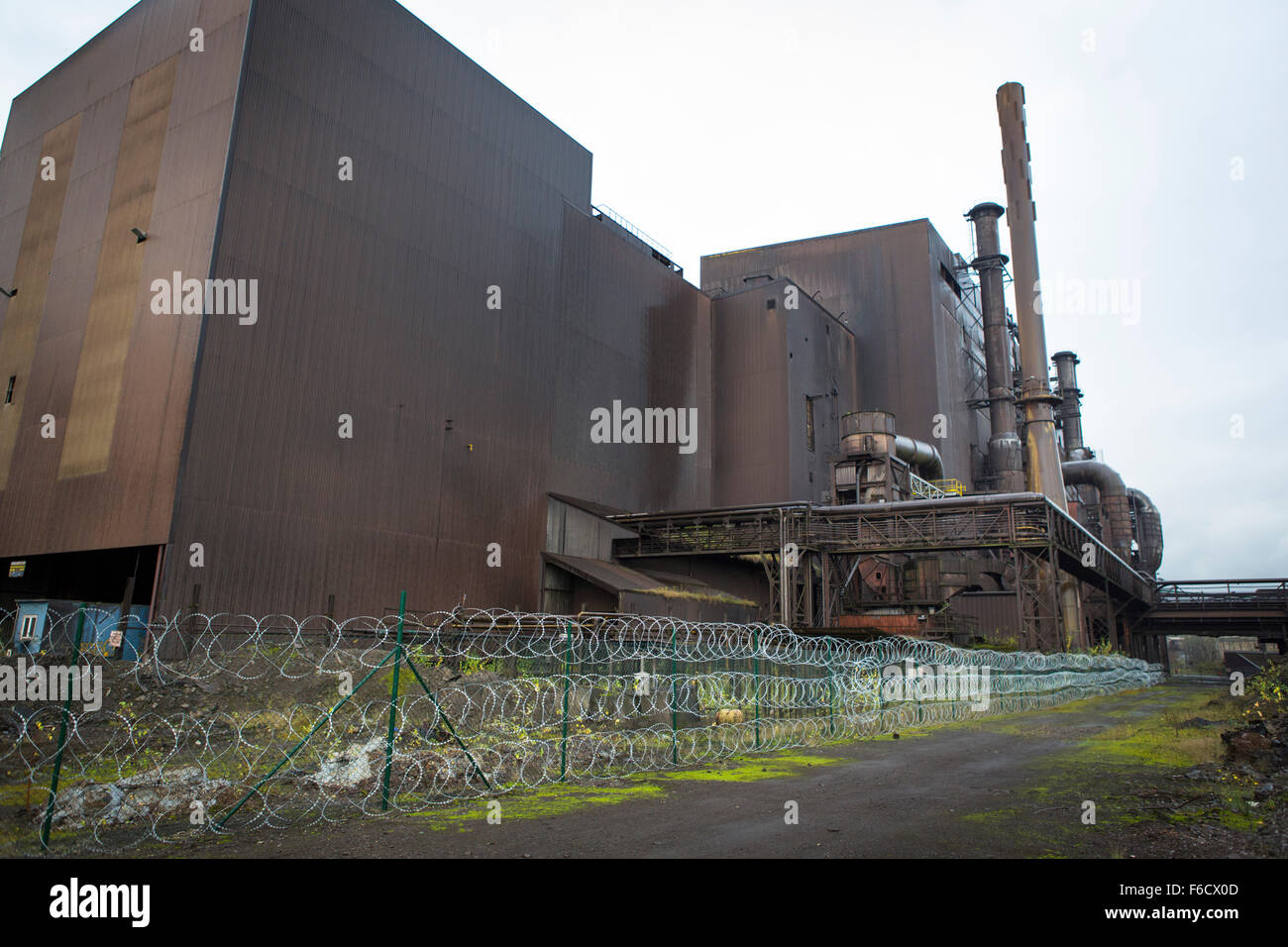 Geschlossene Fabrik von Arcellormittal mit Hochöfen in Belgien Stockfoto