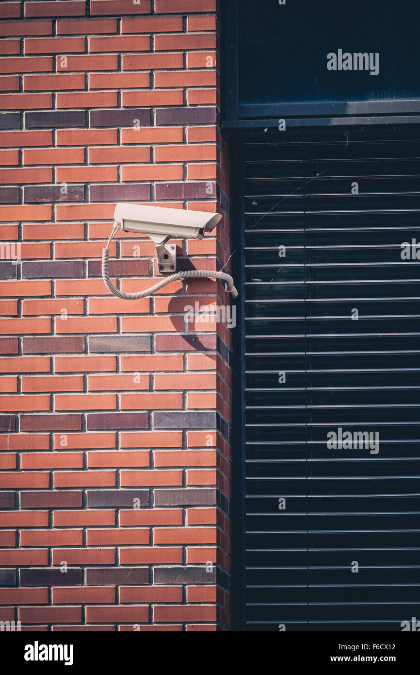 Überwachungskamera auf Bürogebäude, Sicherheitssystem. Überwachung Kamera schauen und beobachten um Schutz cctv Gerät Hinweisschild Stockfoto