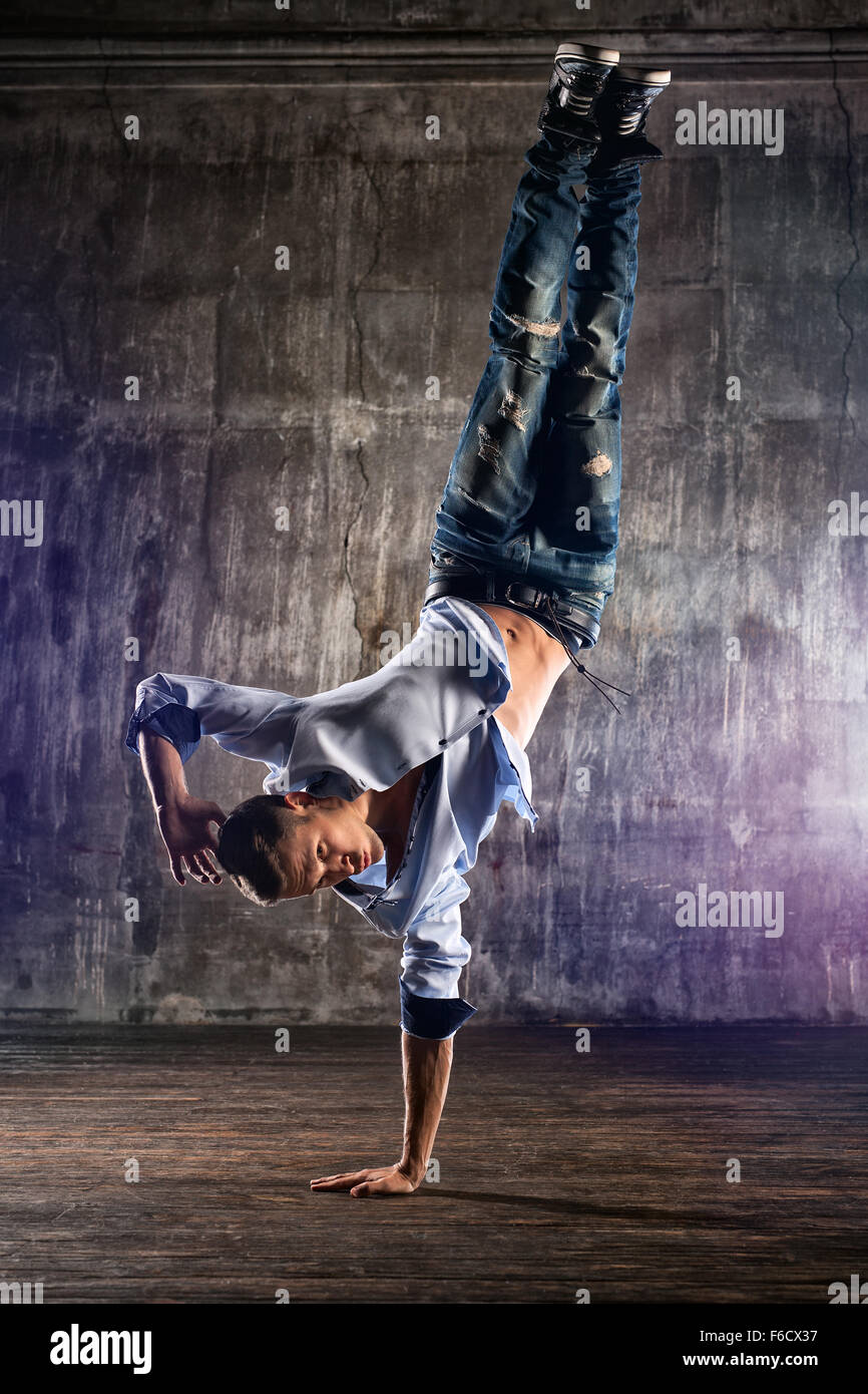 Junger Mann Breakdance auf alten Mauer Hintergrund Stockfoto