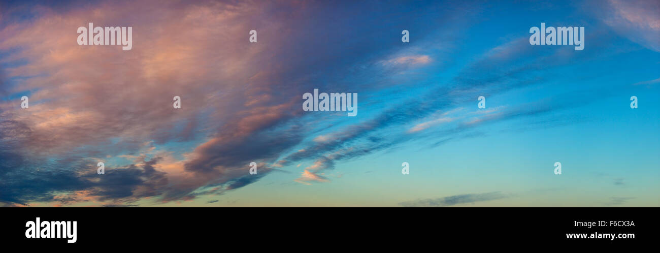 Abendlichen Himmel mit Wolken Panorama. Stockfoto