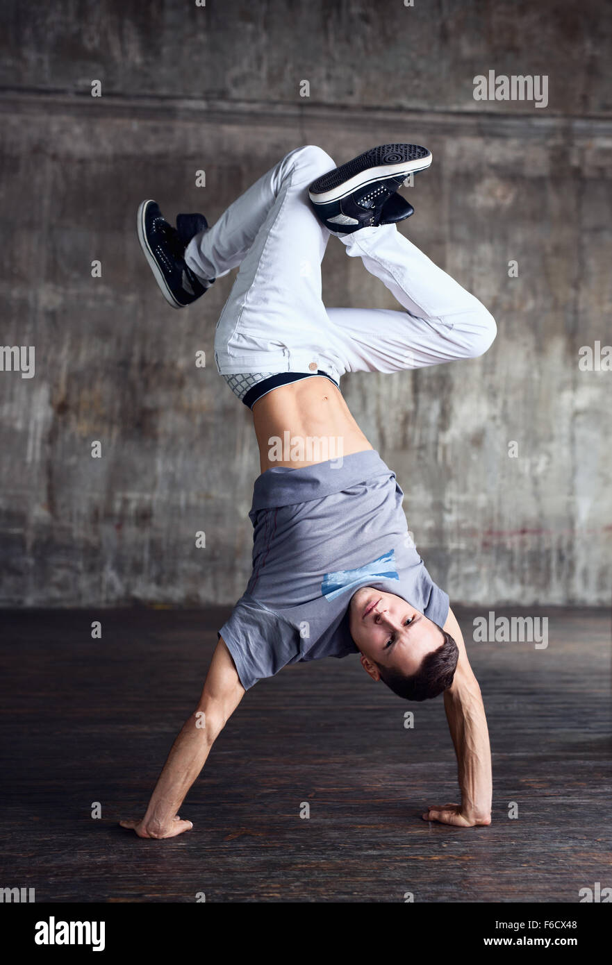 Junger Mann Breakdance städtische Interieur Stockfoto