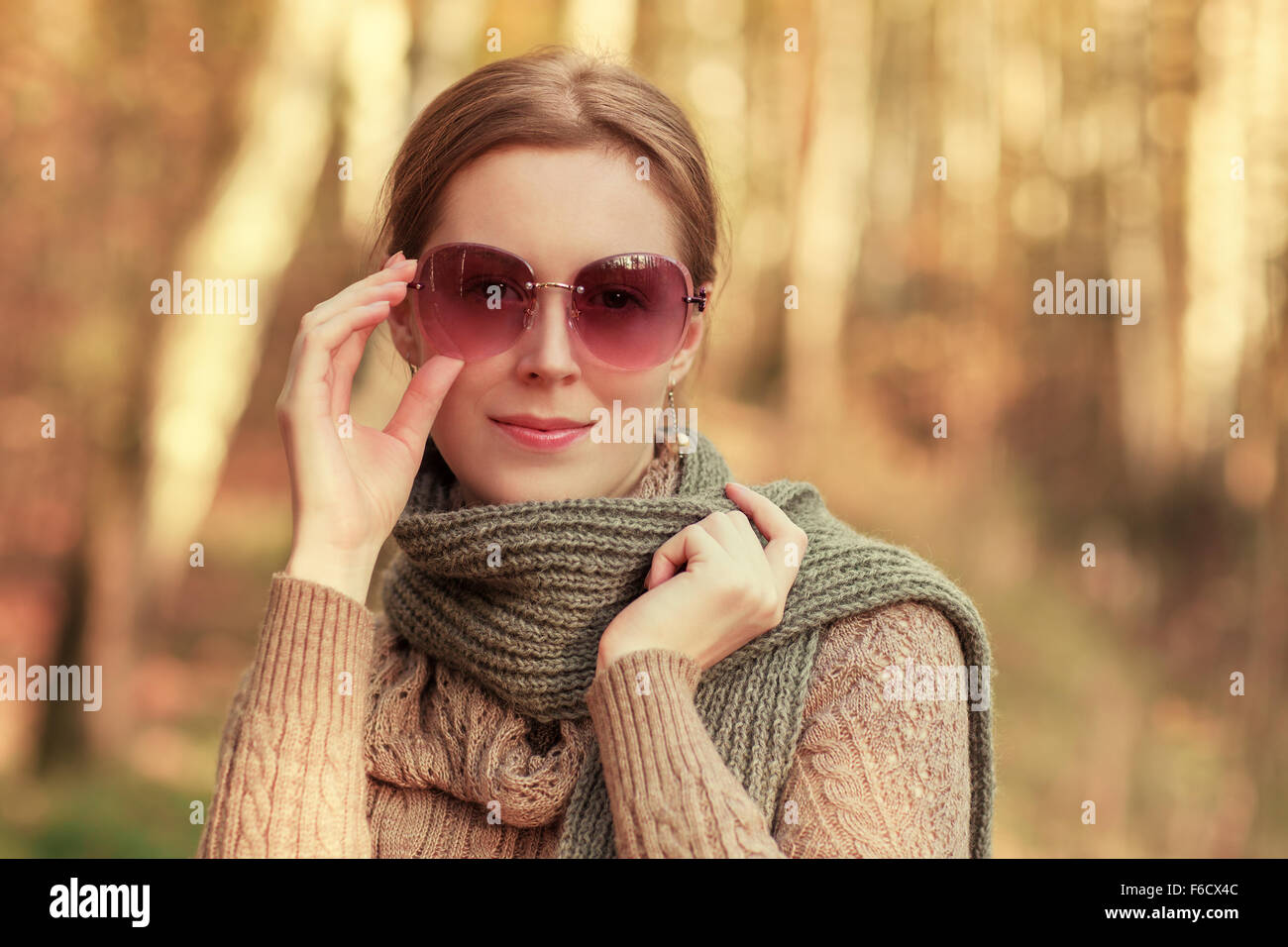 Junge Frau im freien Herbst Mode Portrait mit Schal und Sonnenbrille Stockfoto