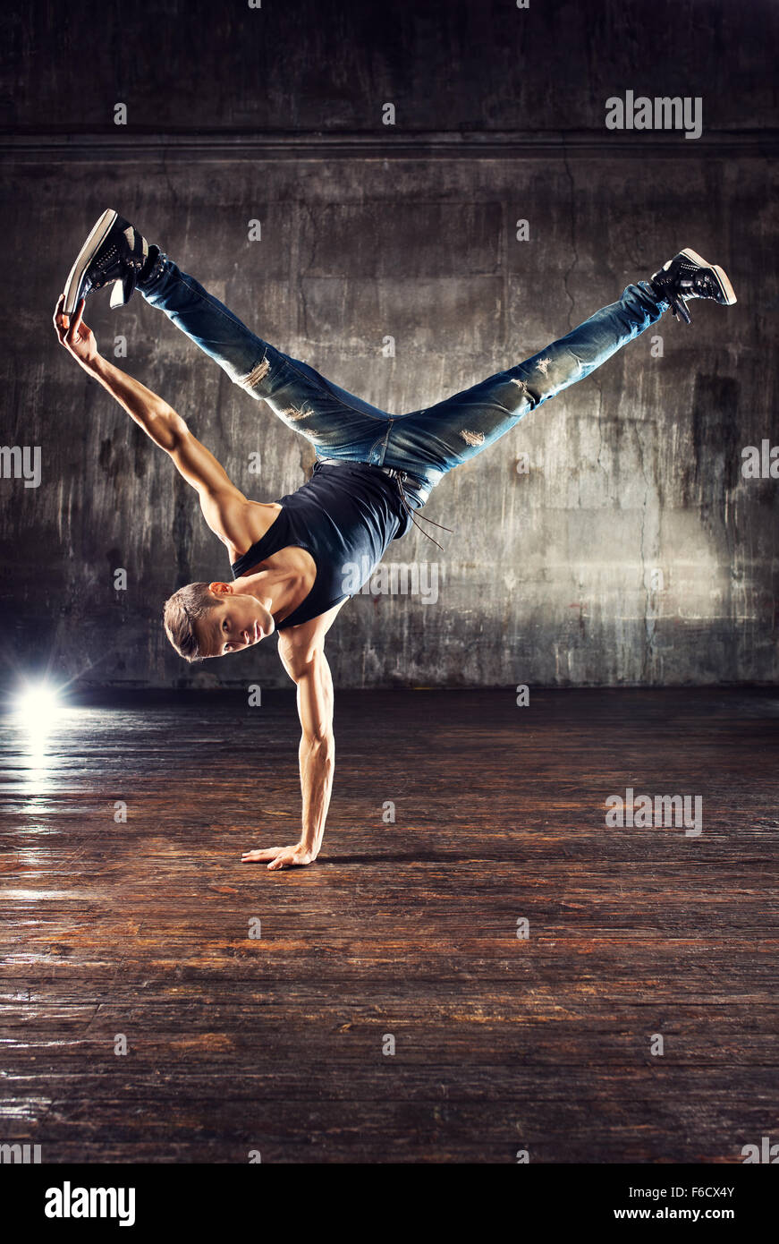 Junger Mann Breakdance auf alten Mauer Hintergrund Stockfoto