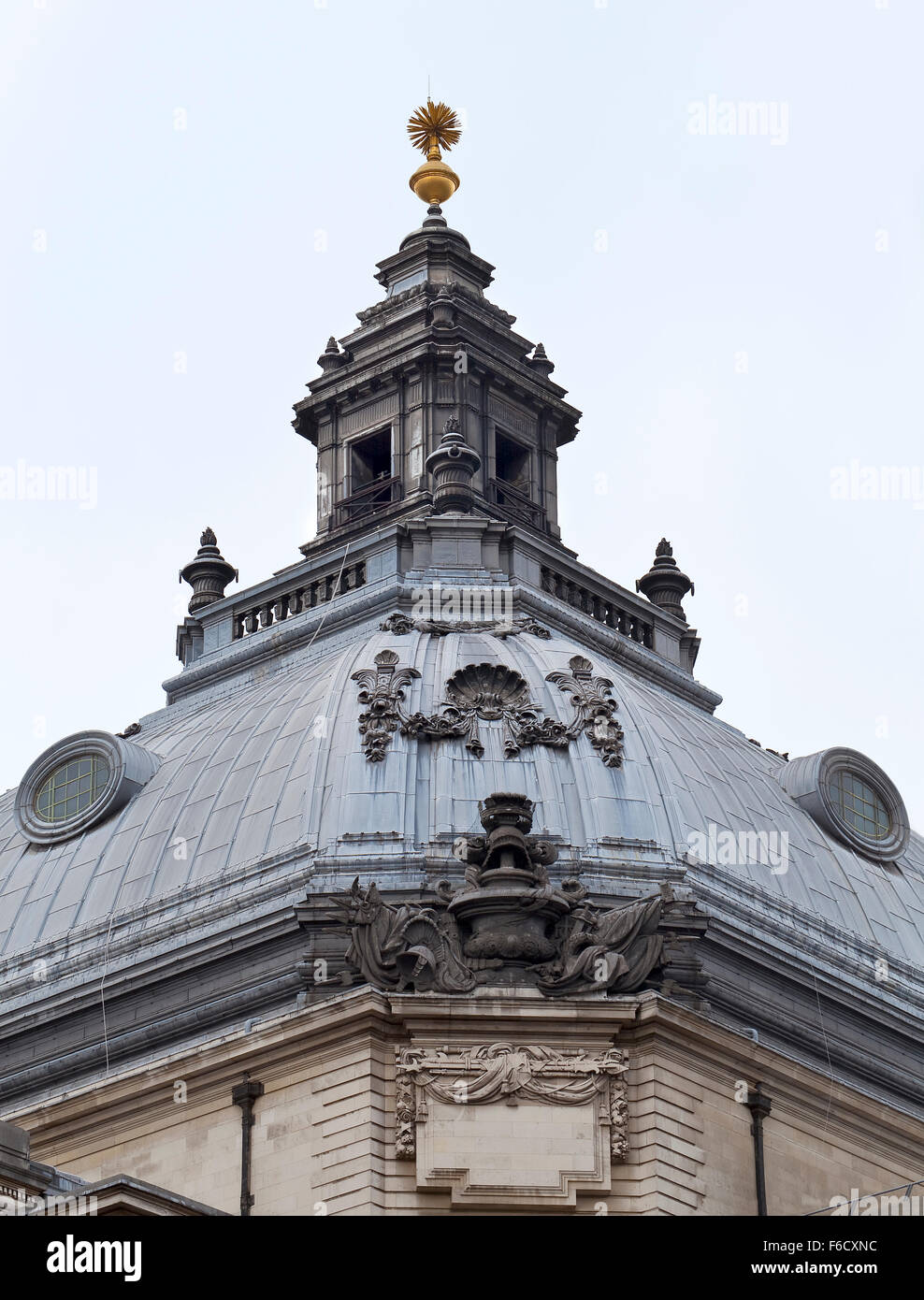 Symmetrie in der Architektur. Das Dach eines historischen Gebäudes in inner London ist symmetrisch um die Achse des komplizierten Daches Stockfoto