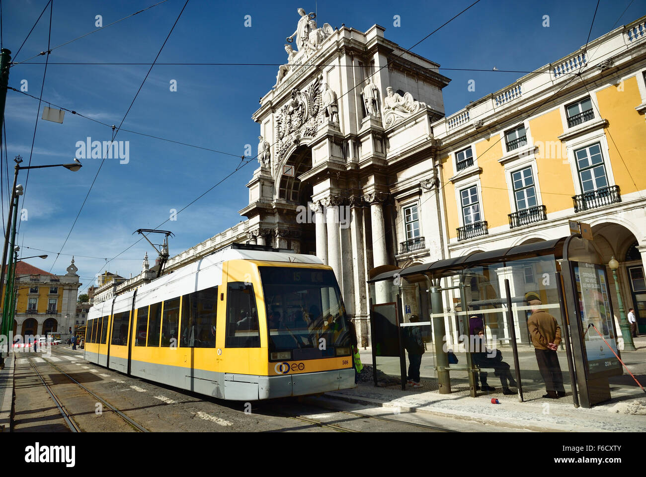 Moderne gelben Straßenbahnen auf einem Platz Praca de Comercio. Hinter Lissabon Augusta Arch. Portugal. Europa. Stockfoto