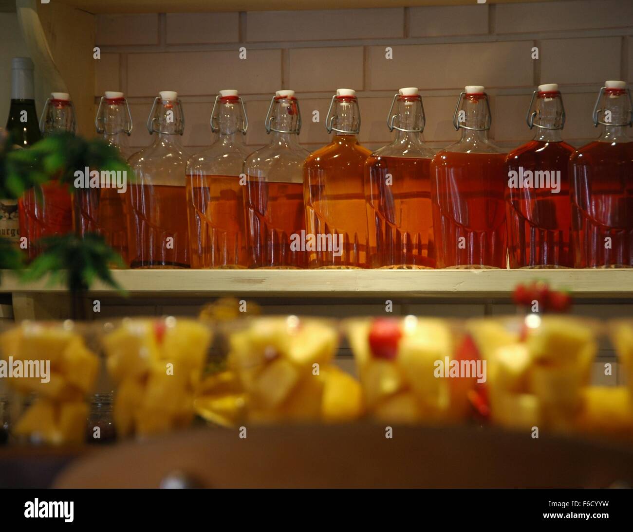 Flaschen Sirup in einem Restaurant, Hiroshima, Japan Stockfoto