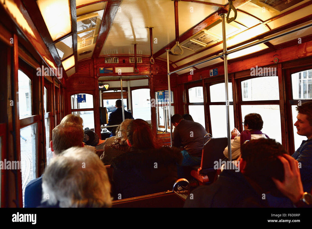 Gelben Straßenbahn Nummer 28, Interieur. Lissabon, Portugal, Europa Stockfoto