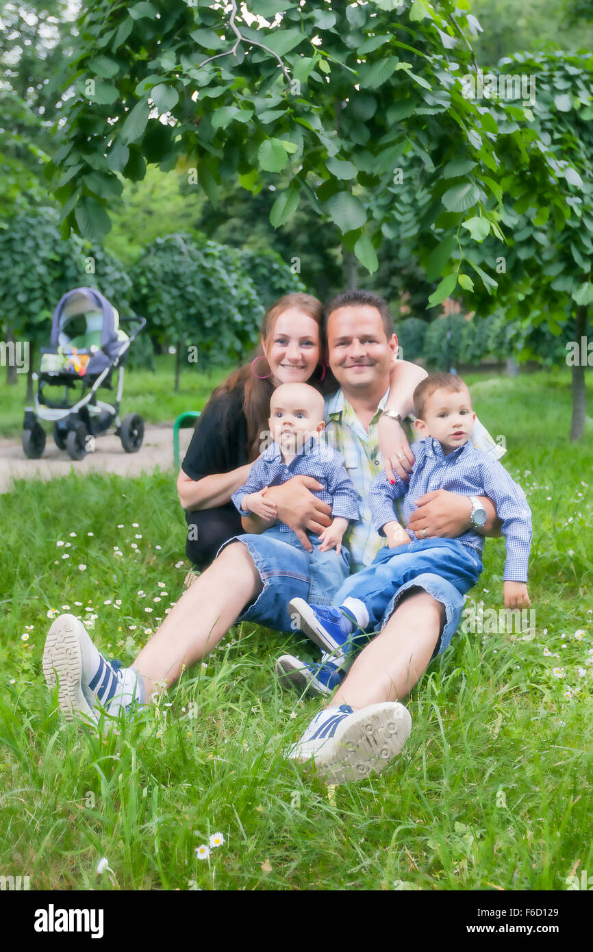 Vier Mitglieder einer glücklichen Familie verbringt viel Zeit im Freien im Sommer Tag Stockfoto