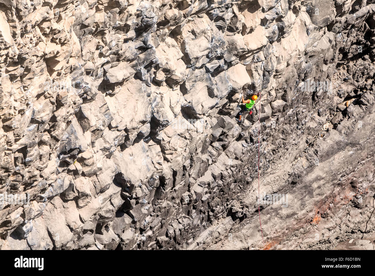 Basalt-Herausforderung des Tungurahua, junger Mann, natürliche Fels-Kletterwand Stockfoto