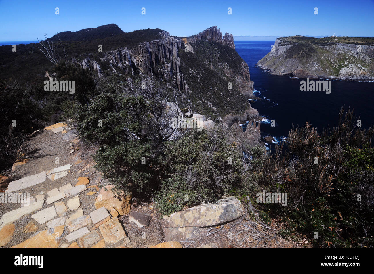 Spektakuläre Ausblicke auf Kapstadt Säule und Tasman Island, drei Kaps Track Tasman Halbinsel, Tasmanien Stockfoto