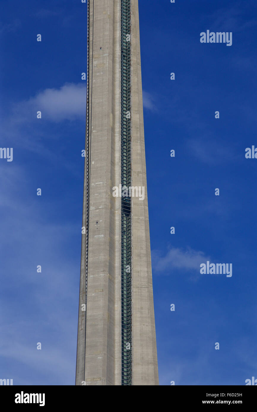 Der Lift in den Himmel. Der Aufzug des CN Tower, der fast in den Himmel steigt Stockfoto