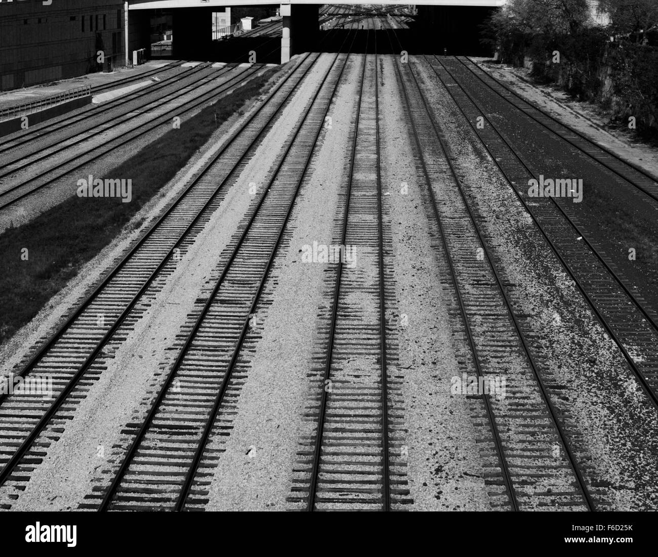 Schwarz / weiß Foto der Möglichkeiten, die Eisenbahn in der Stadt Stockfoto