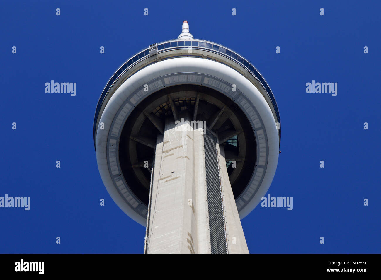 Schönes Bild der CN Tower und blauer Himmel Stockfoto