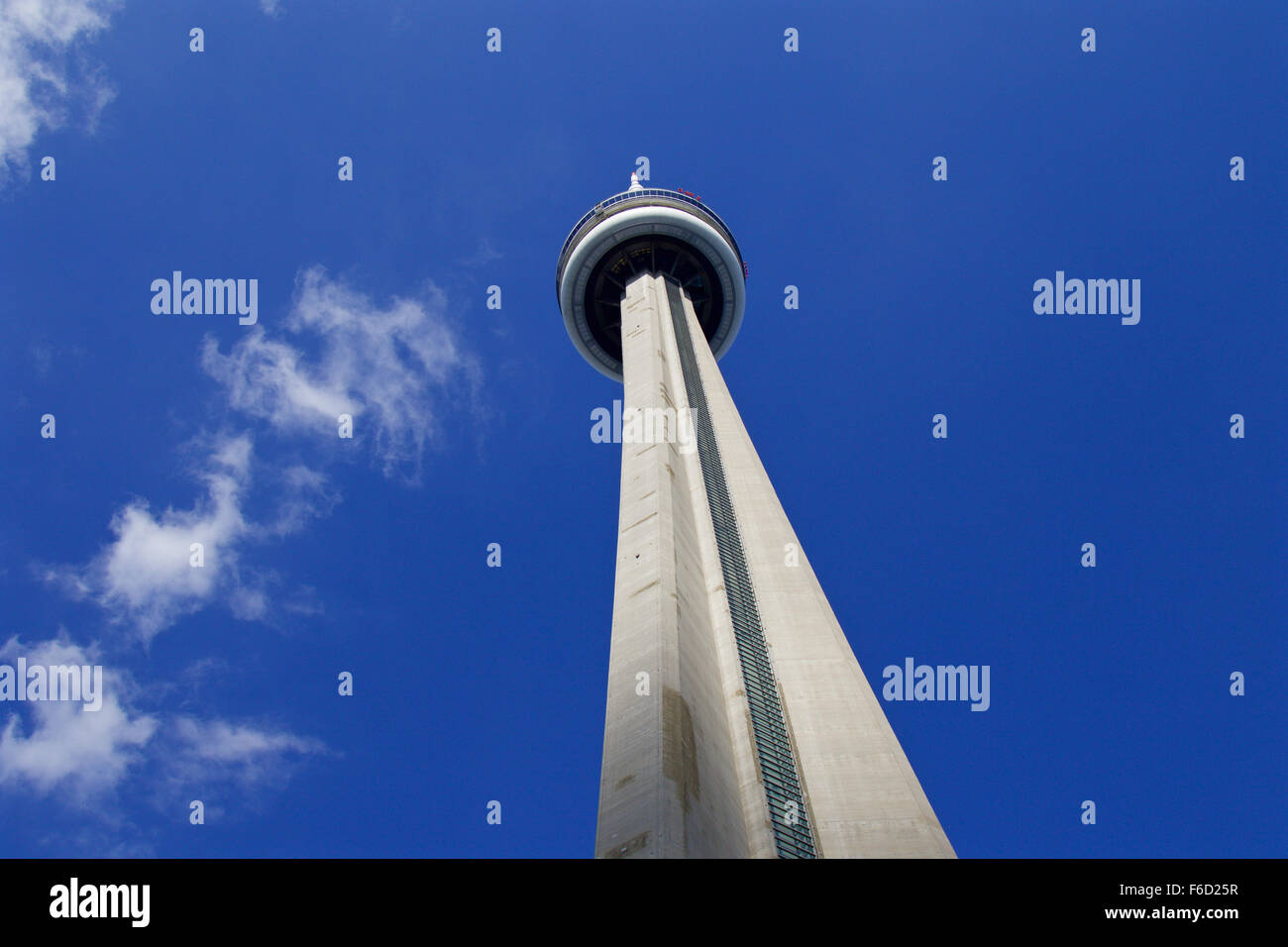 Hintergrund mit blauer Himmel, weiße Wolken und CN Tower Stockfoto