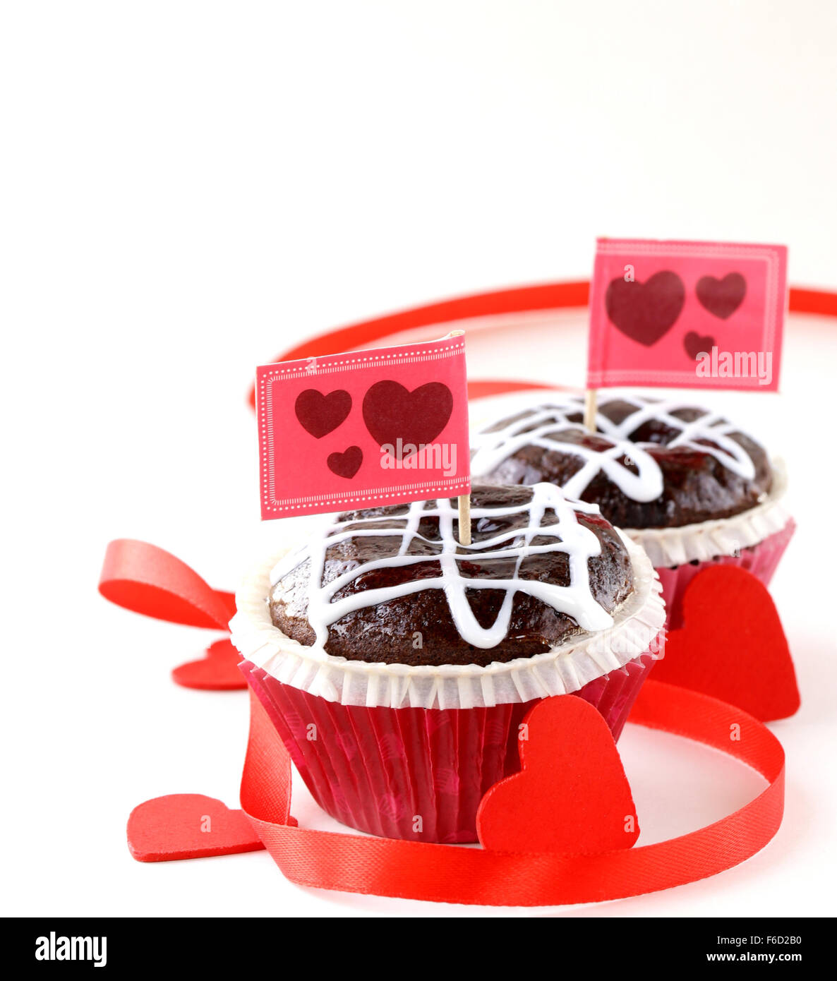 Festliche Kuchen zum Valentinstag, Schoko-Muffin mit roten Herzen Stockfoto