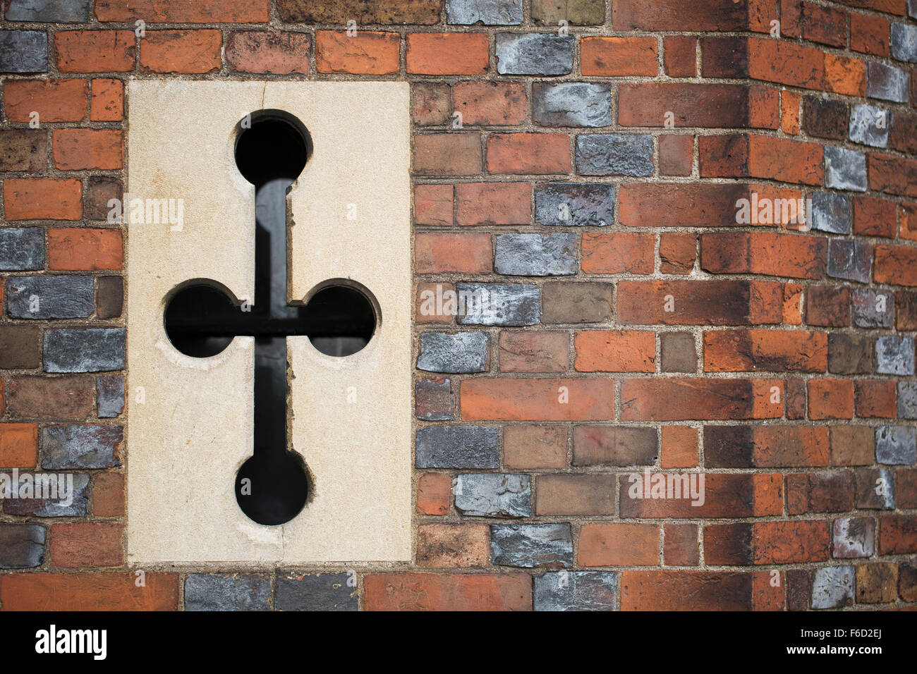 Abgenutzte und verwitterte Ziegelwand mit Belüftung in Hampton Court in London England. Stockfoto