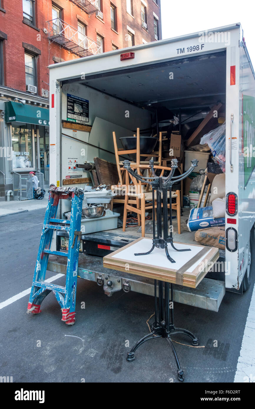 Möbelwagen mit Möbel und Baubedarf in New York City Stockfoto