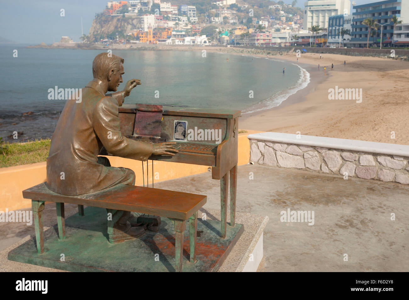 Piano Man Skulptur mit Blick auf die Olas Altas Strand des alten Mazatlan, Mexiko. Stockfoto