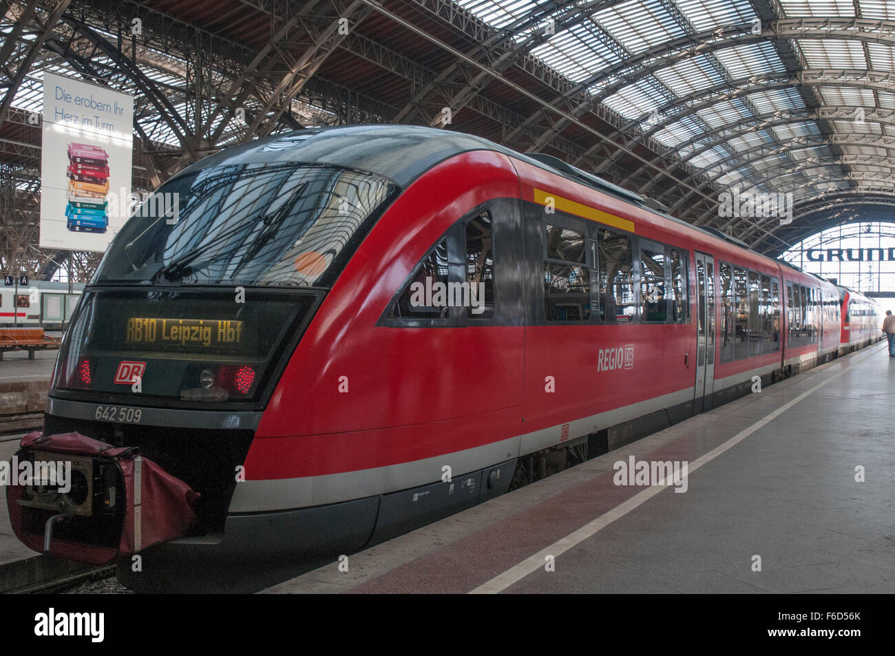 Schnellzug auf einer Plattform im Hauptbahnhof oder im Hauptbahnhof, Leipzig, Deutschland Stockfoto
