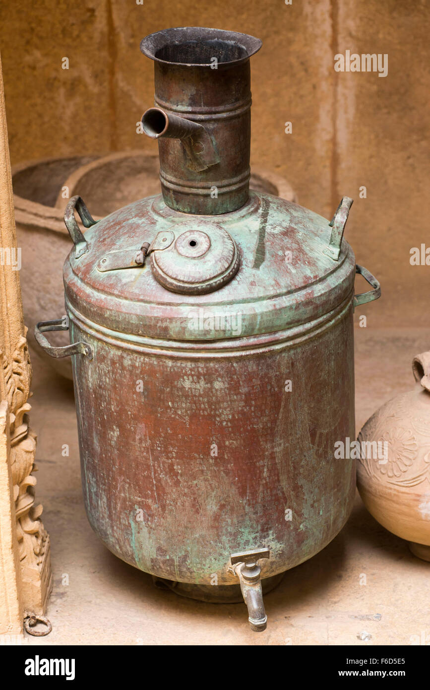 Kupfer Kochgeschirr für die Herstellung von Warmwasser, Patwa Haveli, Jaisalmer, Rajasthan, Indien, Asien Stockfoto