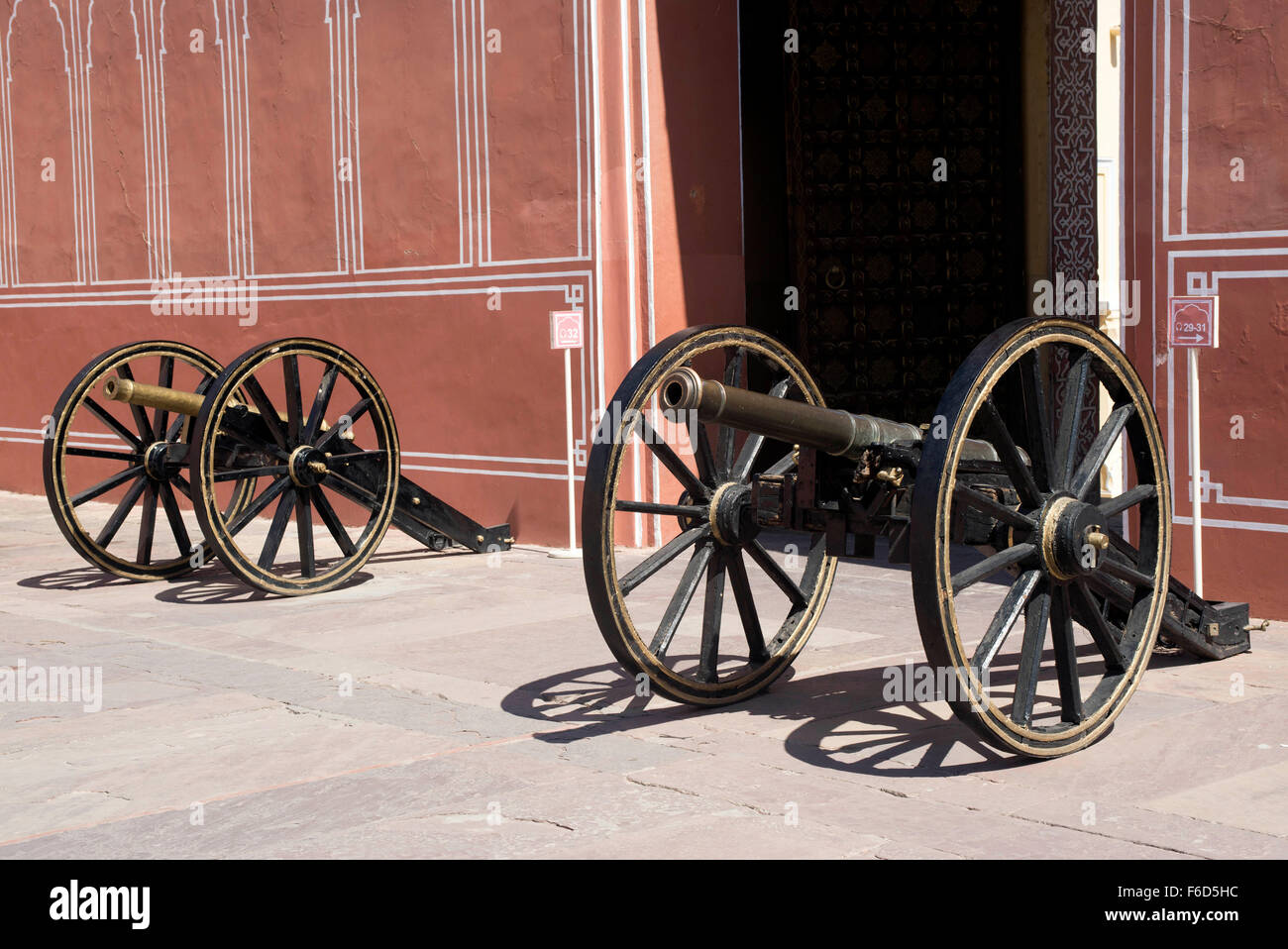 Kanonen im Eingang des Diwan ich Aam Stadtschloss, Jaipur, Rajasthan, Indien, Asien Stockfoto