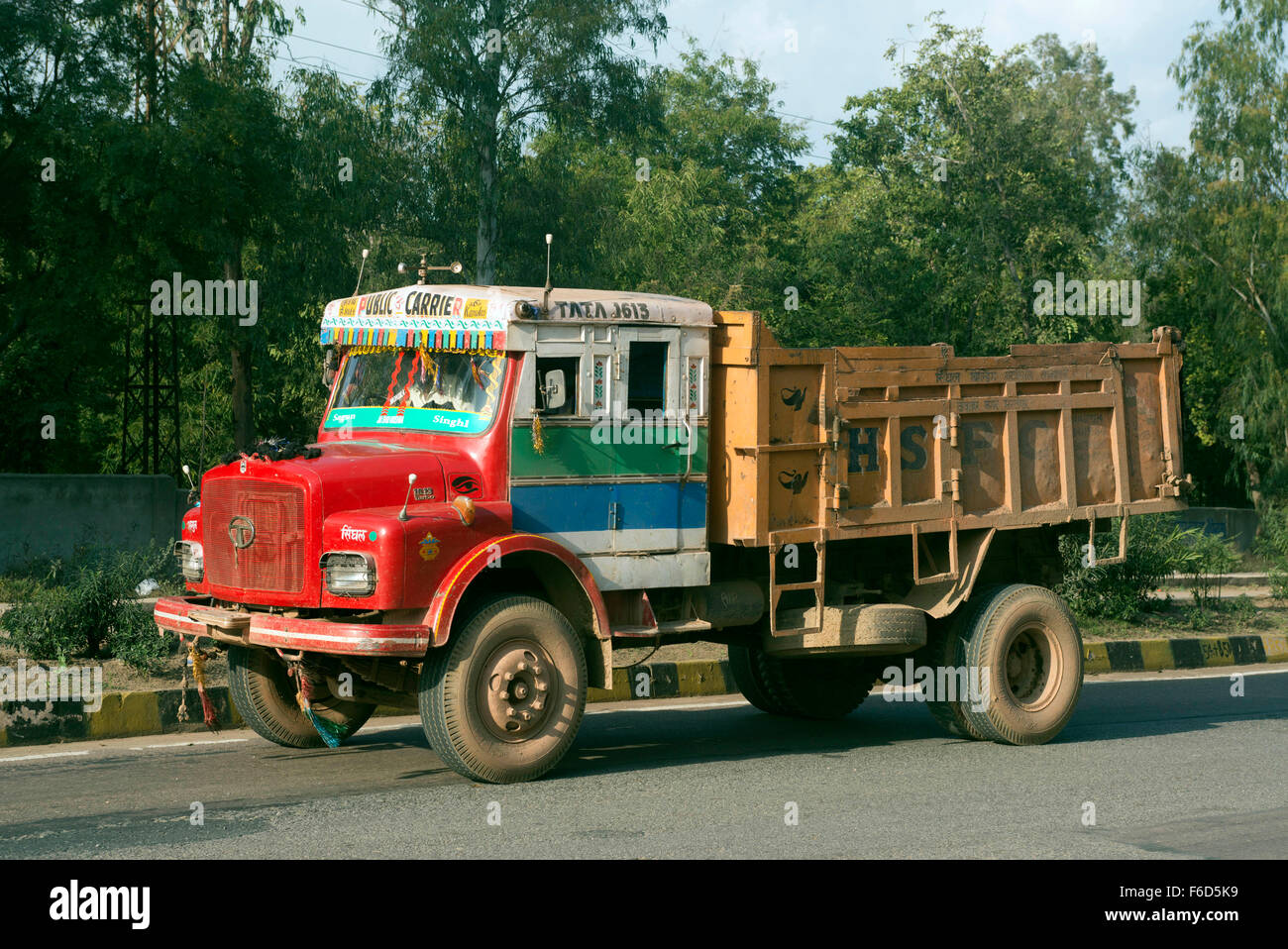 LKW auf Bundesstraße, Bharatpur, Rajasthan, Indien, Asien Stockfoto