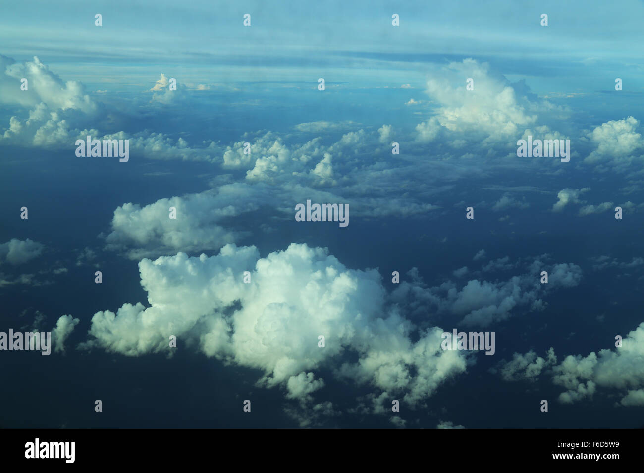 Schwimmende Wolken, schöne Szene von oben den Himmel - Schuss aus Flug Stockfoto