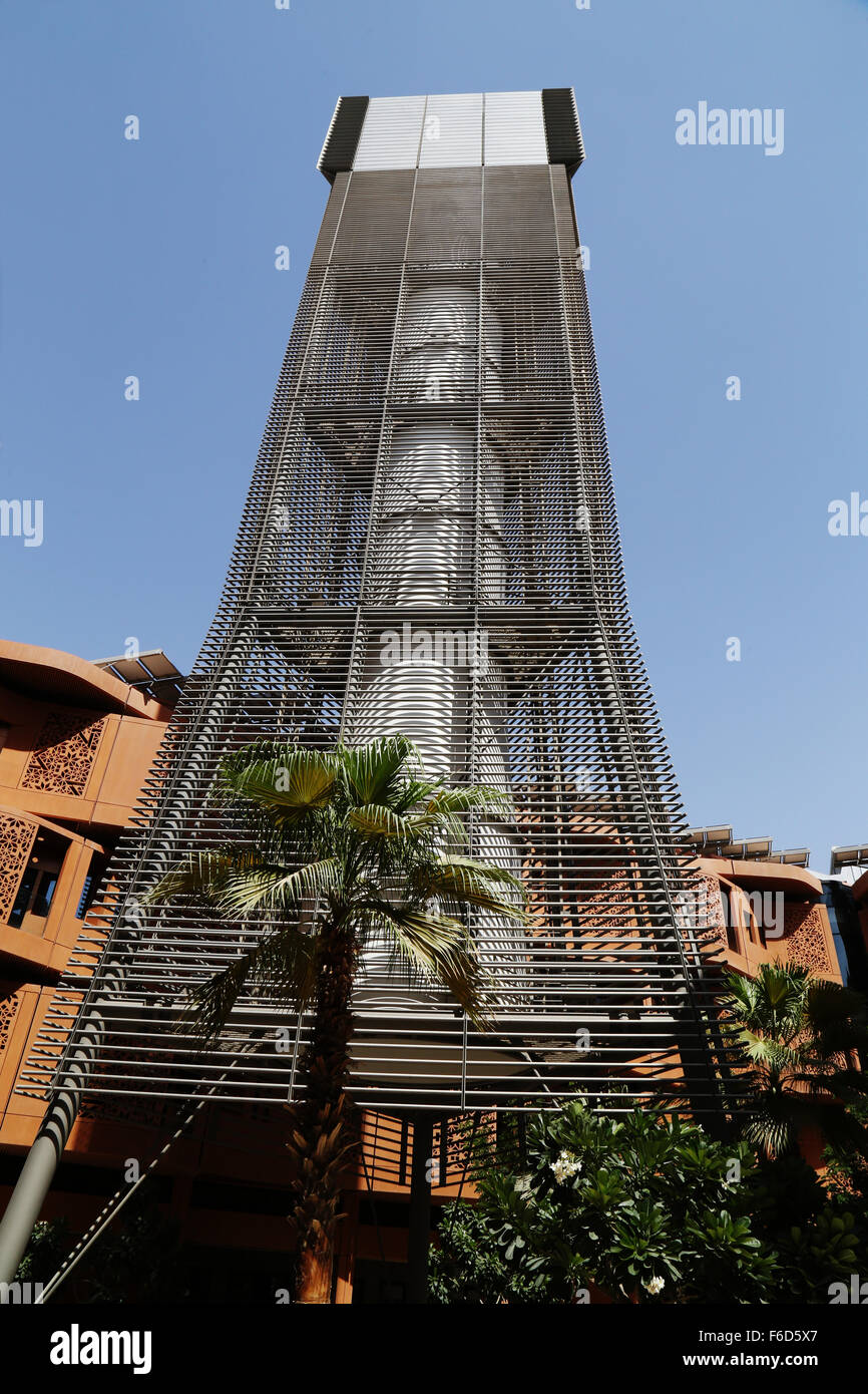 Wind-Turm in Masdar City, Ansicht von vorne - Zero Carbon City, Abu Dhabi Stockfoto