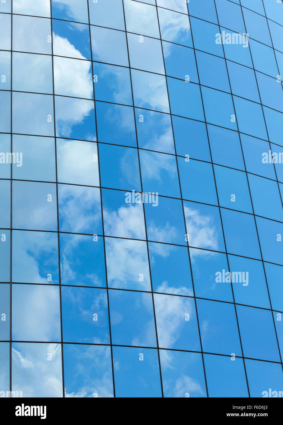 Modernes Glas Wolkenkratzern Hintergrund mit Himmel und Wolken Reflexion. Stockfoto