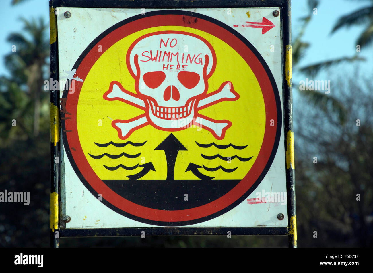 Scull und Knochen Gefahr Schild nicht zu schwimmen, Palolem Beach, Goa, Indien, Asien Stockfoto