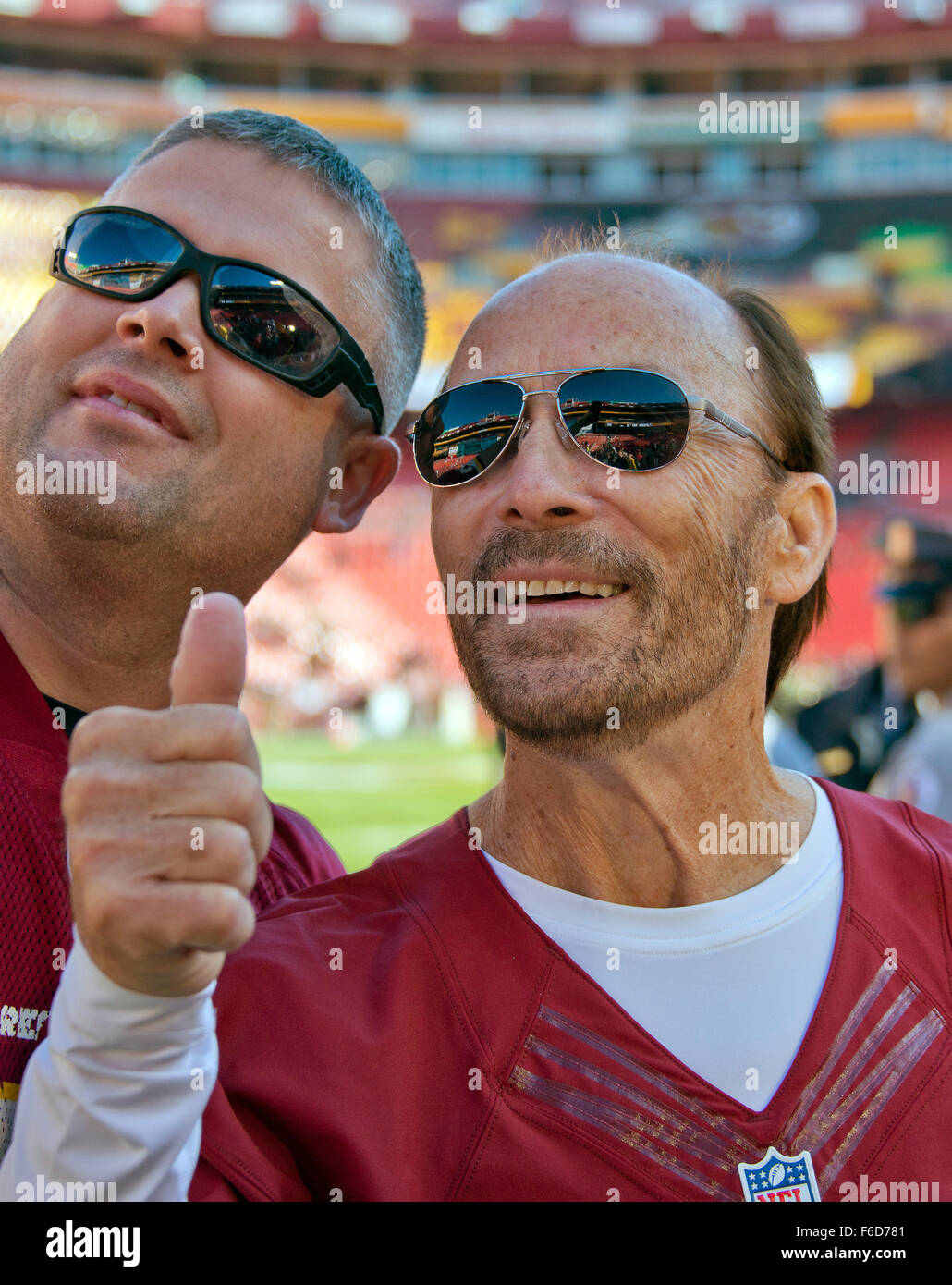 Country Music Oscar-prämierten Künstler Lee Greenwood, Recht, gibt eine "Daumen hoch", wie er für das Selfie mit einem nicht identifizierten Lüfter vor den New Orleans Saints Posen spielen die Washington Redskins am Sonntag, 15. November 2015 im FedEx Field in Landover, Maryland. Bildnachweis: Ron Sachs/CNP - kein Draht-Dienst- Stockfoto