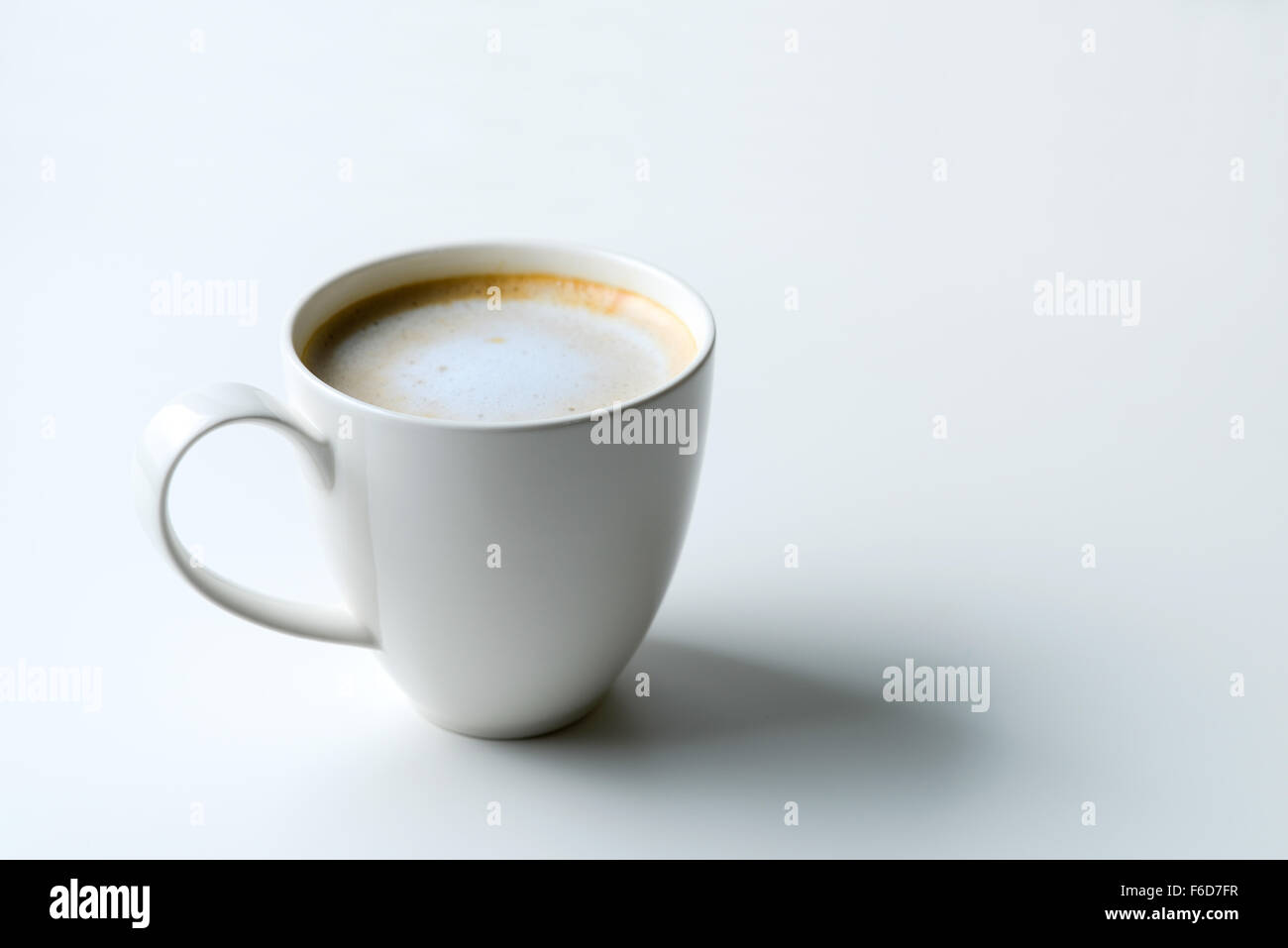 Cappuccino auf einem weißen Tisch Stockfoto