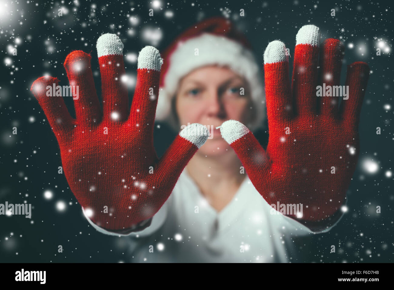 Stoppen der Feier, die schöne Frau im Weihnachtsmann-Kostüm machen Hand Stoppschild, Retro getönten Bild mit Tiefenschärfe Stockfoto