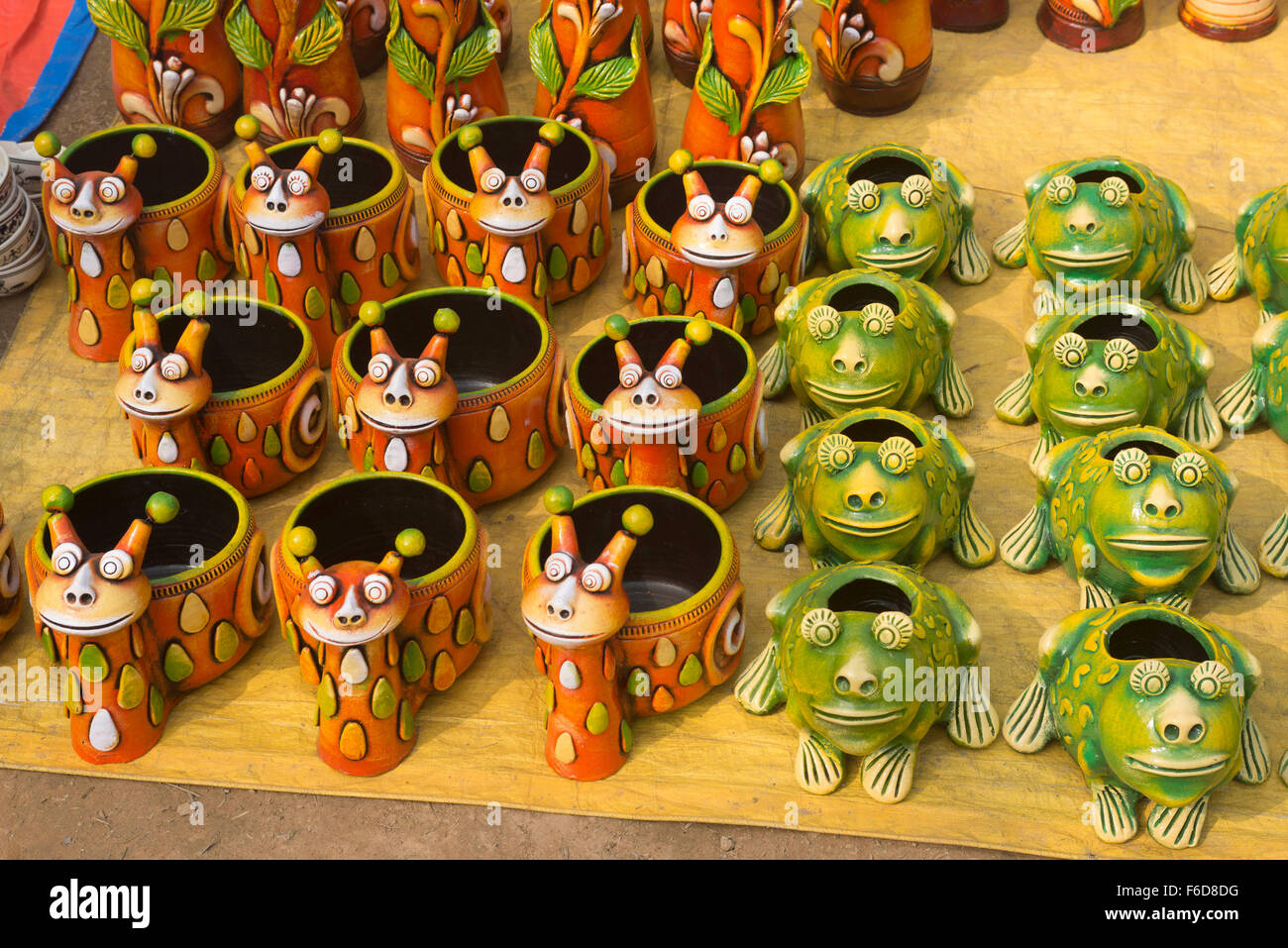 Schnecken und Frösche prägen Topf gehalten für Verkauf, Surajkund Mela, Faridabad, Haryana, Indien, Asien Stockfoto
