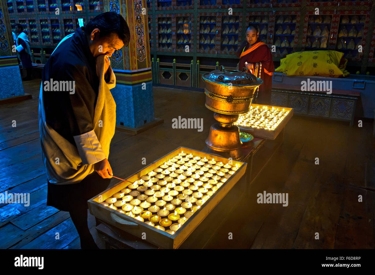 Zeremonie der zünden 1000 butter Lampen im buddhistischen Kloster von Tashichho Dzong, Thimphu, Bhutan Stockfoto
