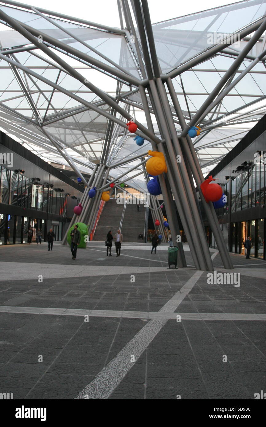 Der Hauptbahnhof Von Neapel Von Riesigen Farbigen Schnecken Von