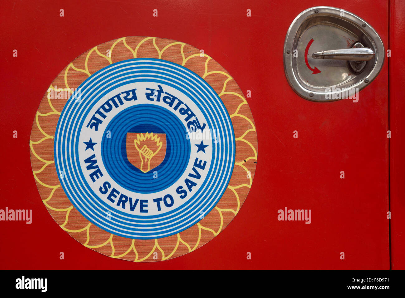 Feuerwehr-van mit gemalten Emblem Motto, Surajkund Mela, Faridabad, Haryana, Indien, Asien Stockfoto