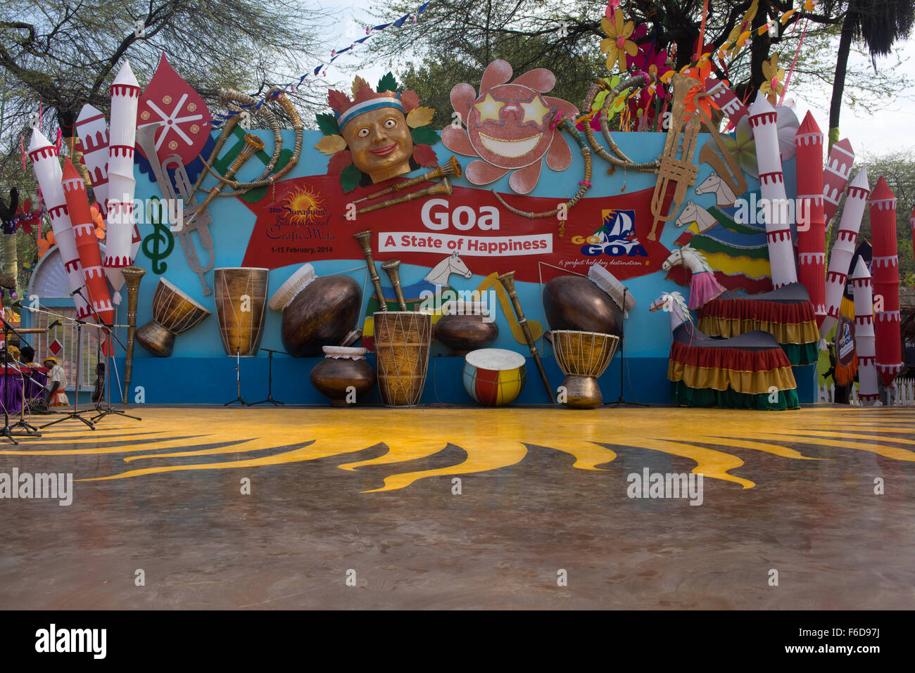 Musikinstrumente auf Bühne, Surajkund Mela, Faridabad, Haryana, Indien, Asien Stockfoto