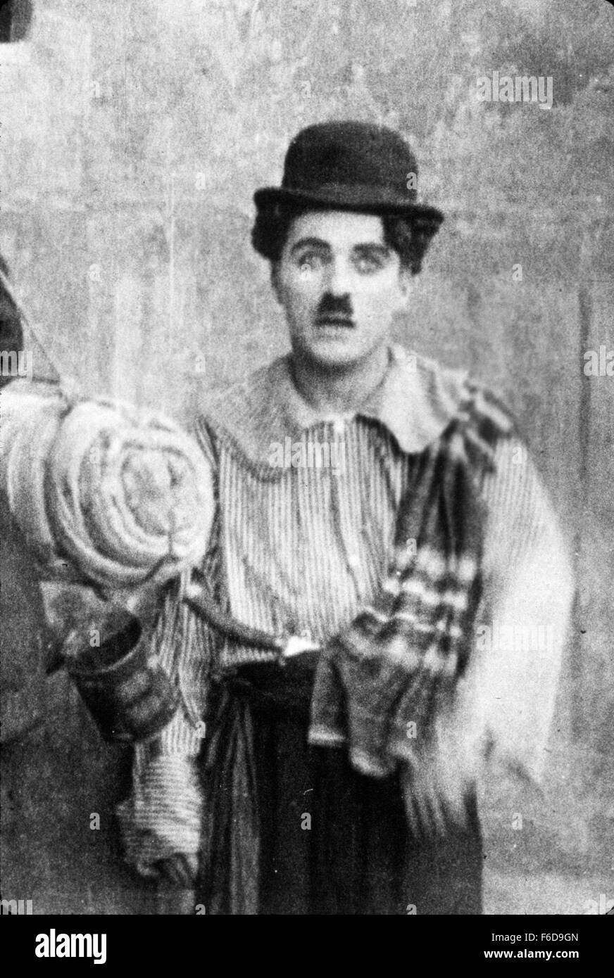 Datum der Freigabe: 18. Dezember 1915 Film Titel: CARMEN STUDIO: Essanay Film Produktion Firma PLOT: eine Zigeunerin Verführerin kommt ins Schwanken einen goofy Offizier um einen Schmuggel laufen zu lassen.   Im Bild: CHARLES CHAPLIN als Regisseur. Stockfoto